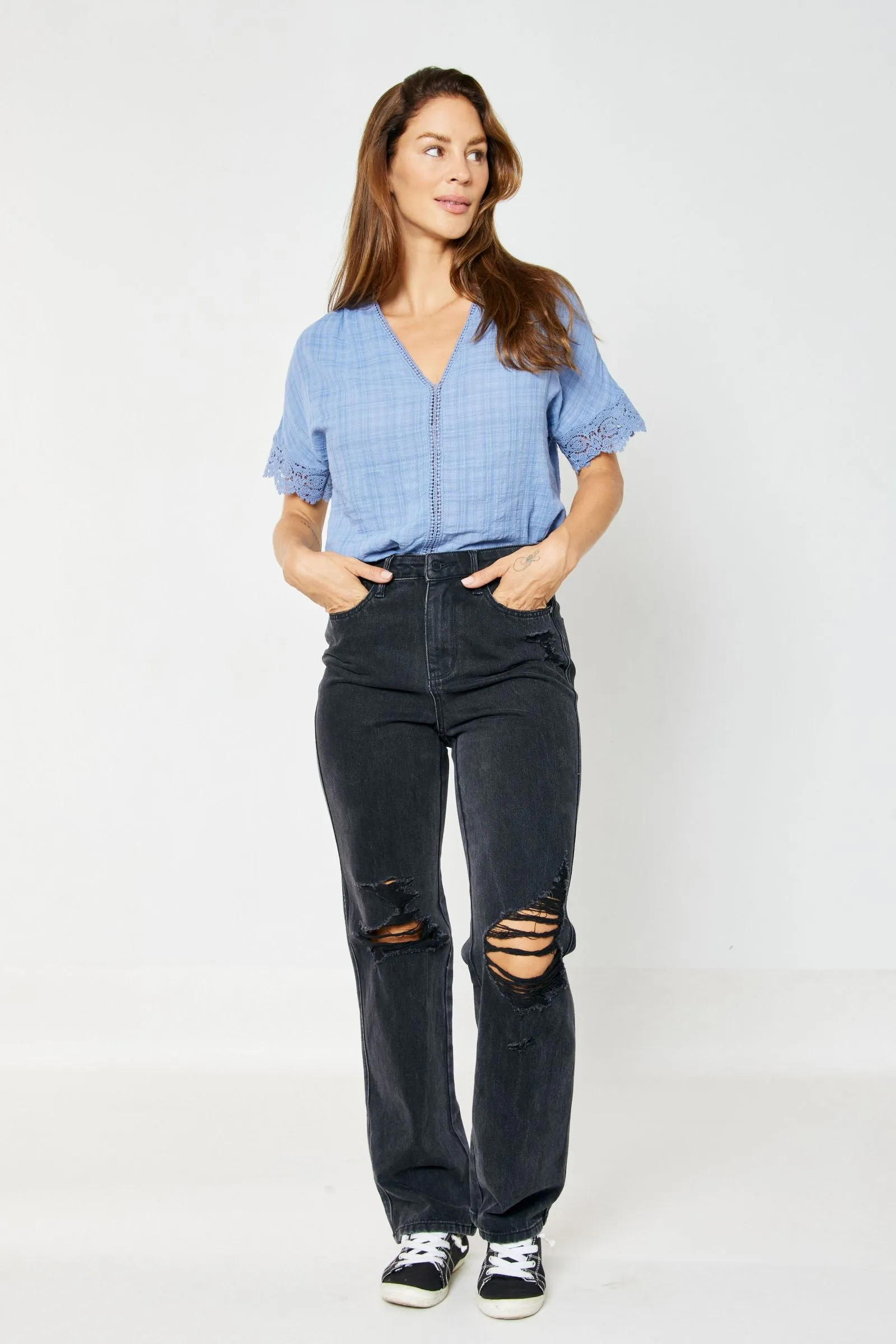 Judy Blue High Rise Rigid Magic 90's Distressed Straight Jeans in Black 88737