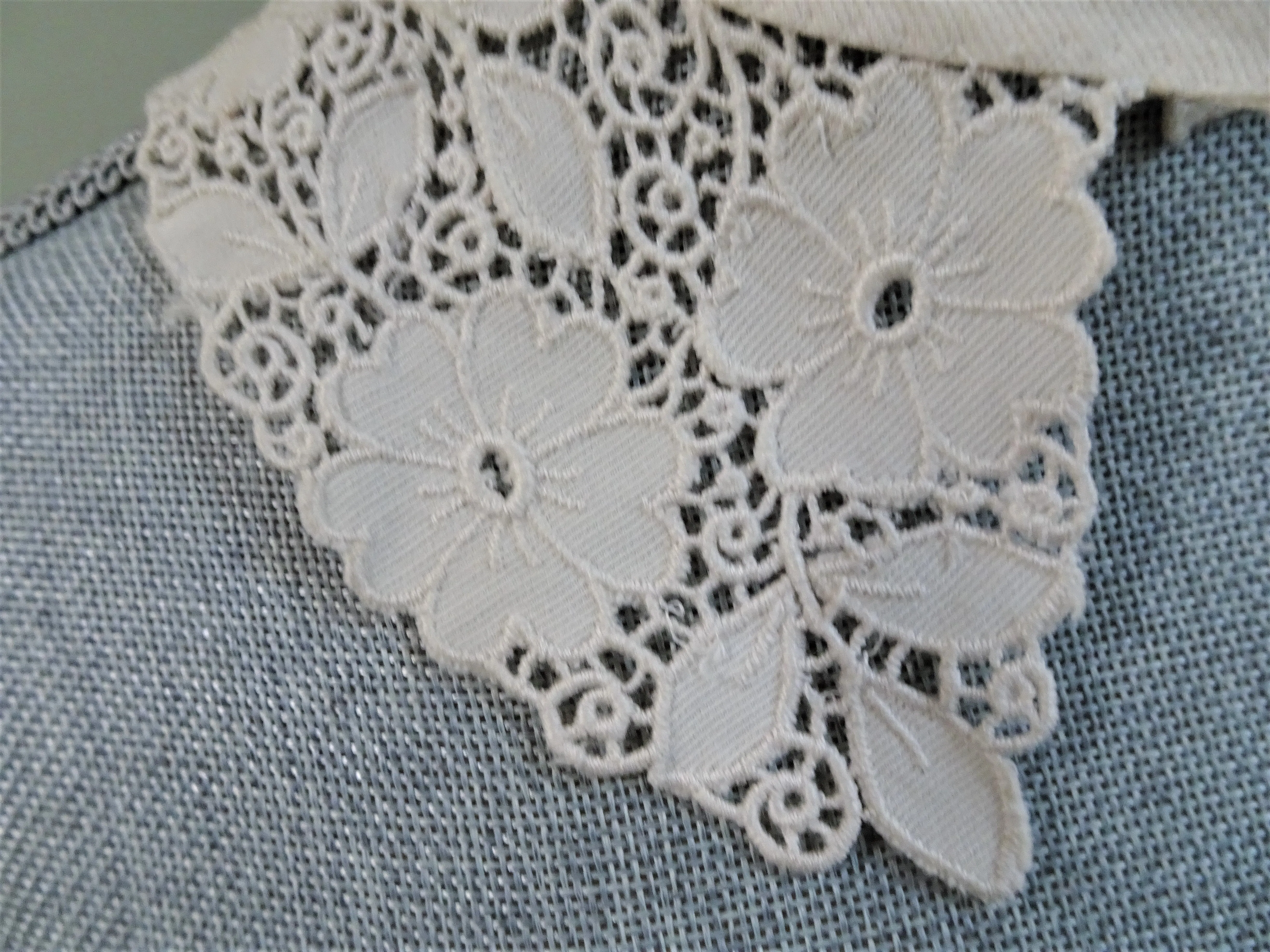 LOVELY Vintage Lace Collar, Openwork Floral  Design,Collectible Vintage Collars